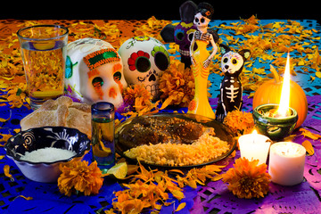 Ofrenda de día de muertos. Con calavera de azúcar, pan de muerto y platillo tradicional mexicano 3
