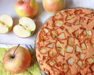 apple pie and several apples