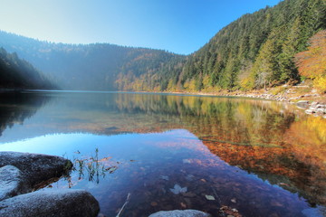 Lac en automne /Lac des corbeaux en automne dans les Vosges ,France. © matteo scarano