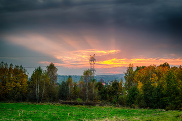 Fototapeta premium Zachód słońca rozświetlający łąkę