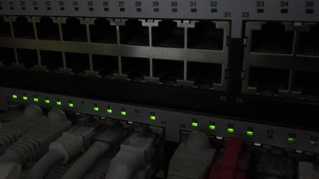 Equipo de red con puertos RJ45 en funcionamiento.