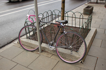 Obraz premium pink racing bike chained to pole