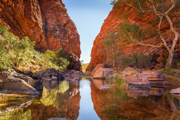 Simpson Gap, 22 km west of Alice Spings, Northern Territory, Australia - obrazy, fototapety, plakaty