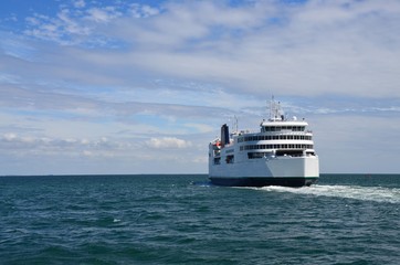 Fototapeta na wymiar Großes Fährschiff verlässt den Hafen von Puttgarden - Insel Fehmarn - in Richtung Dänemark