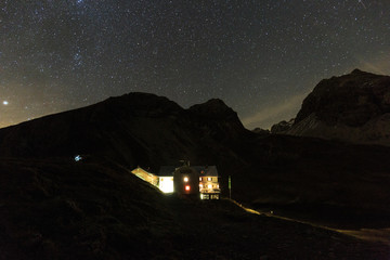 Nachtaufnahme der Rappenseehütte in den Allgäuer Alpen