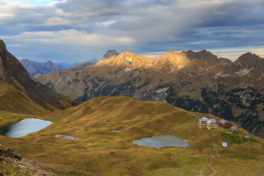 Blick auf Rappensee und Rappenseeh&uuml;tte in den Allg&auml;uer Alpen