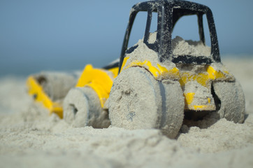 traktor zabawka w piachu © nepos_foto