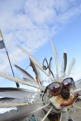 witziges, Baumstamm mit lustigem Gesicht und Sonnenbrille auf der Nase