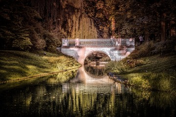 romantyczny mostek nad wodą w parku