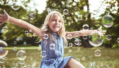 Schilderijen op glas Schattig klein meisje dat zeepbellen speelt © konradbak