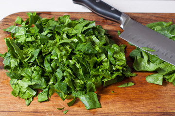 Preparation of fried eggs with spinach