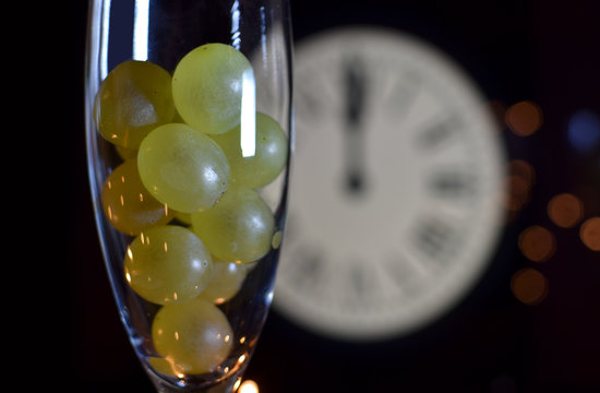 CELEBRATION OF THE NEW YEAR, TRADITION OF TWELVE GRAPES OF LUCK WITH THE CLOCK WITH TWELVE BELLS