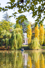 Obraz premium Lake and trees in autumn park
