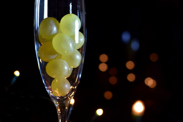 CELEBRATION OF THE NEW YEAR, TRADITION OF TWELVE GRAPES OF LUCK WITH THE CLOCK WITH TWELVE BELLS