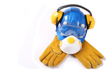 Niebieski kask z goglami ochronnikami słuchu maseczką i żółtymi rękawicami