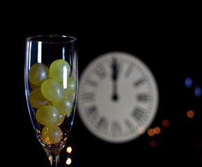 CELEBRATION OF THE NEW YEAR, TRADITION OF TWELVE GRAPES OF LUCK WITH THE CLOCK WITH TWELVE BELLS