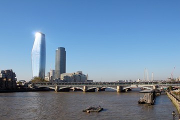 Naklejka premium Panoramablick über die Themse in London.