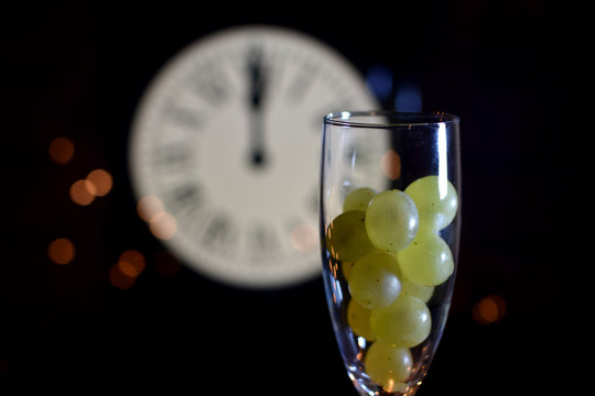 CELEBRATION OF THE NEW YEAR, TRADITION OF TWELVE GRAPES OF LUCK WITH THE CLOCK WITH TWELVE BELLS