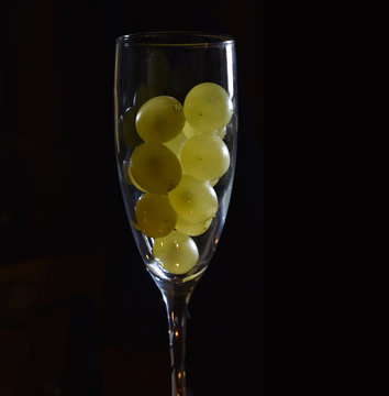 CELEBRATION OF THE NEW YEAR, TRADITION OF TWELVE GRAPES OF LUCK WITH THE CLOCK WITH TWELVE BELLS