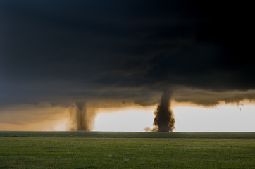 Obraz na płótnie Canvas Two tornadoes touch down simultaneously in the plains of eastern Colorado, a rare and spectacular weather event.