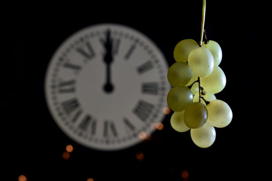CELEBRATION OF THE NEW YEAR, TRADITION OF TWELVE GRAPES OF LUCK WITH THE CLOCK WITH TWELVE BELLS
