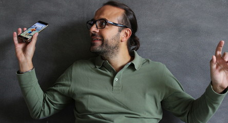 Uomo felice con il suo smartphone