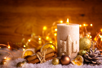 Weihnachtsduft - Adventskerze mit Zimt,  Orangenscheiben und Kiefernzapfen
