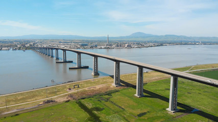 Obraz premium AERIAL: Flying along traffic driving down the spectacular concrete bridge.