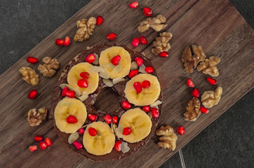 Bagel mit Granatapfelkernen und Bananenscheiben