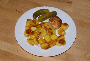 Печёная картошка с котлетой и огурчиком. Вкусное блюдо