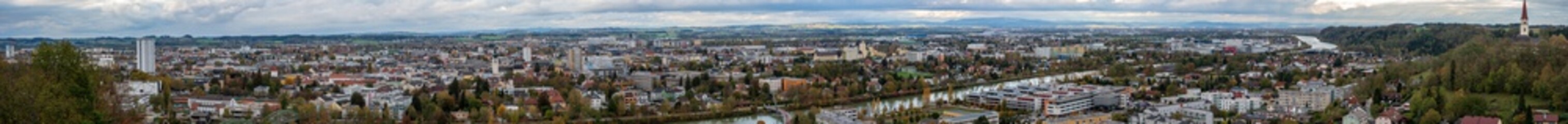 Naklejka premium Wels Thalheim großes Herbst Panorama mit viel Wolken