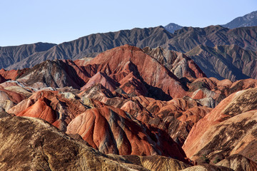 Zhangye Danxia Nationaal Geopark - Provincie Gansu, China. Chinese Danxia veelkleurige danxia landvorm, regenboogheuvels, regenboogbergen, zandsteenerosie, lagen rode, gele en oranje strepen.