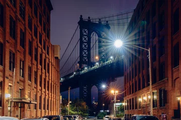 Photo sur Aluminium Brooklyn Bridge Brooklyn bridge seen from a narrow alley enclosed by two brick buildings at dusk, NYC USA