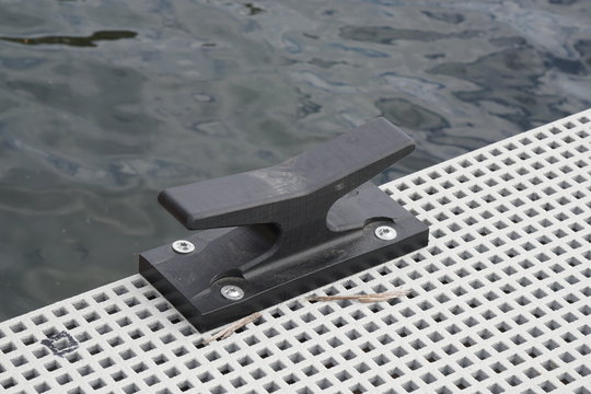 Klampe auf einem Steg