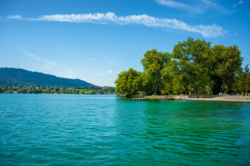 Jezioro w Zurychu na tle gór - obrazy, fototapety, plakaty