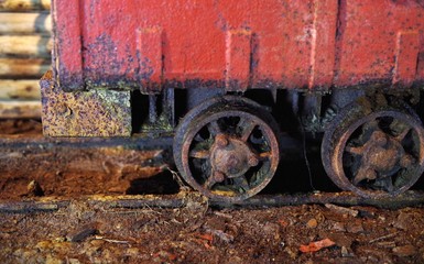 鉱山トンネルの古い鉄道