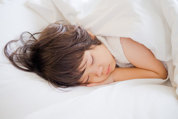 Obraz na płótnie Canvas asian girl sleep on bed, kid sick, child sleep