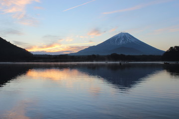 精進湖日の出前