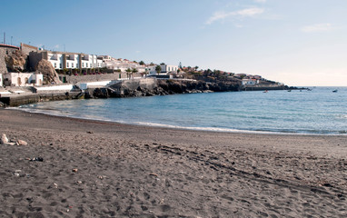Fototapeta na wymiar View of a beach with waves in the Spanish town of Puerto de La Cruz