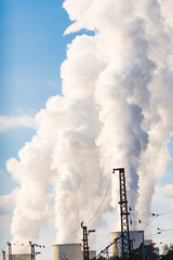 Wasserdampf steigt aus den Kühltürmen eines Braunkohlekraftwerkes