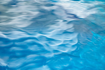 Obraz premium The smooth natural blue water background with bokeh abstract on the sea or ocean,vintage and soft colored blur.