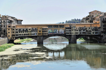 Fototapeta na wymiar Ponte Vecchio, 14. Jahrhundert, Brücke über den Arno, Florenz, Toskana, Italien, Europa