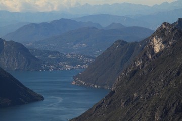 Eingebettet zwischen hohen Bergen liegt der Luganer See (Blick vom Monte Grona nach Westen)