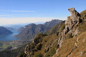 Fototapeta na wymiar Traumhaft schöne Berglandschaft am Monte Grona / Blick vom Monte Grona nach westen mit Luganer See