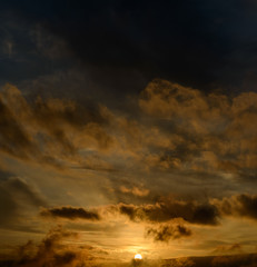 Obraz premium Dramatic sunset sky with dark clouds.
