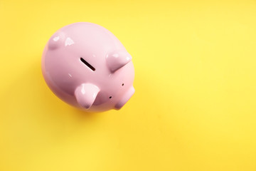 Obraz premium Cute piggy bank on color background