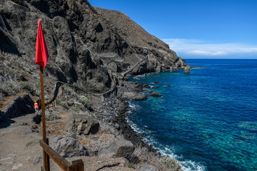 Skaliste wybrzeże oceanu ze starym portem rybackim Agulo La Gomera © Agnieszka