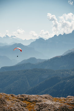 Paraglider &uuml;ber den Gipfeln der Dolomiten