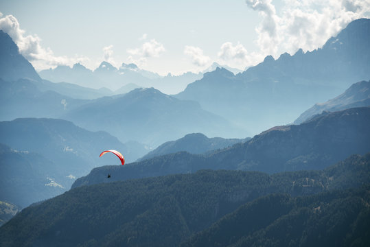 Paraglider &uuml;ber den Gipfeln der Dolomiten