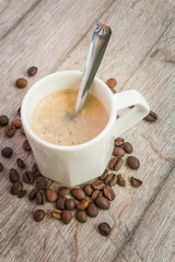 café expresso avec grain de café fraichement moulu